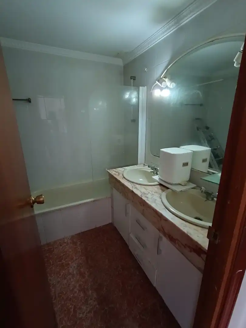 Baño de Casa adosada en venta en Mairena del Aljarafe con Aire acondicionado, Calefacción y Jardín privado