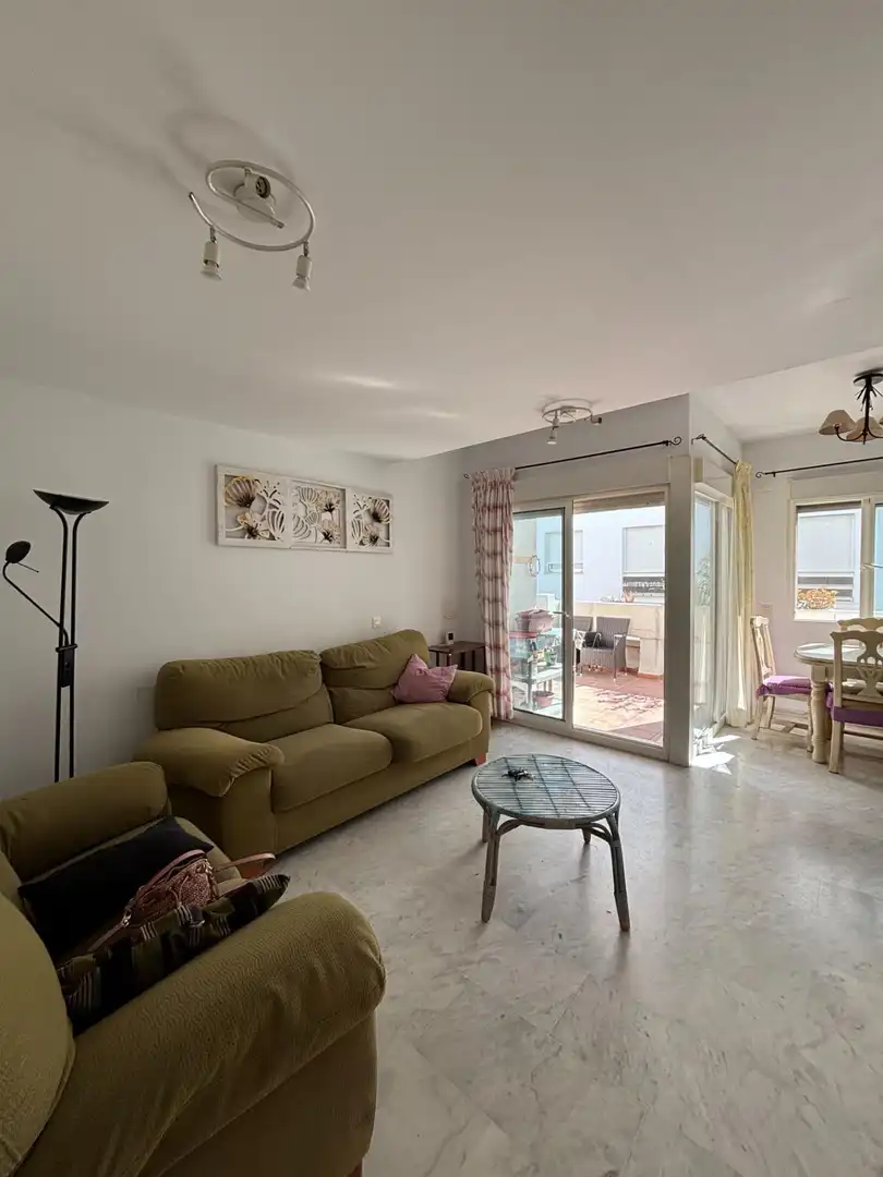 Sala de estar de Piso en venta en Estepona con Jardín privado y Piscina comunitaria