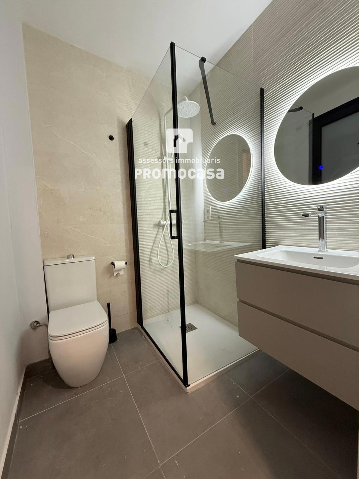 Bany de Pis de lloguer en Sabadell amb Aire condicionat, Forn i Rentadora