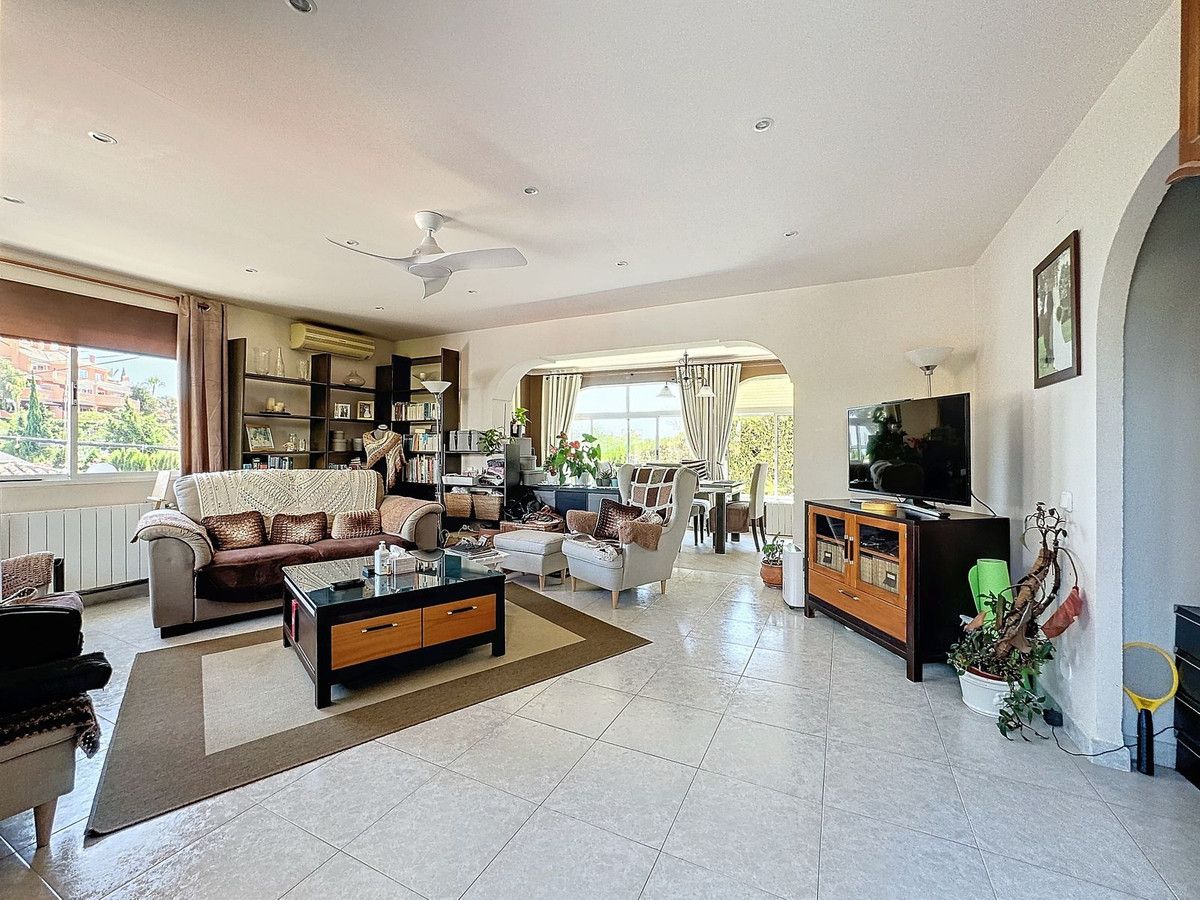 Sala d'estar de Casa o xalet en venda en Marbella amb Aire condicionat, Traster i Piscina