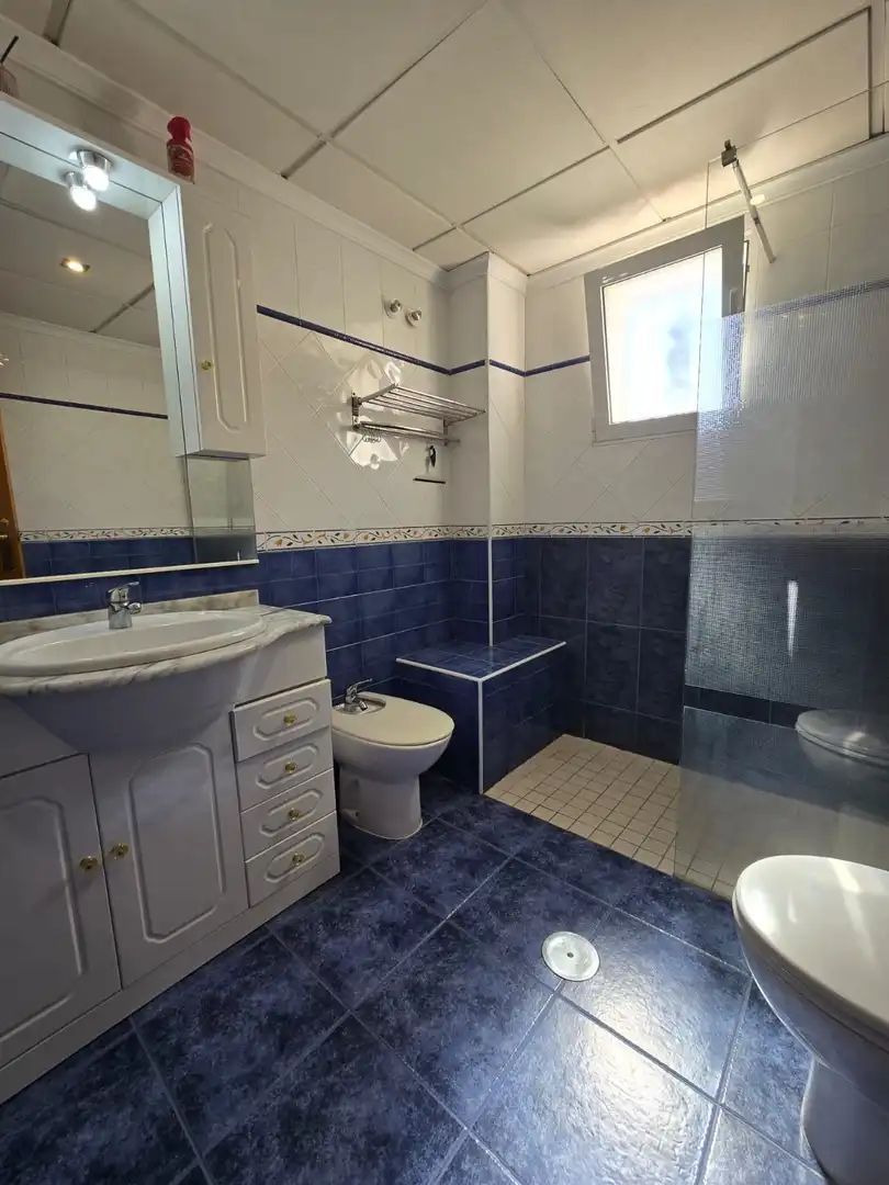 Badezimmer von Einfamilien-Reihenhaus zur Miete in Torrevieja mit Klimaanlage, Heizung und Privatgarten