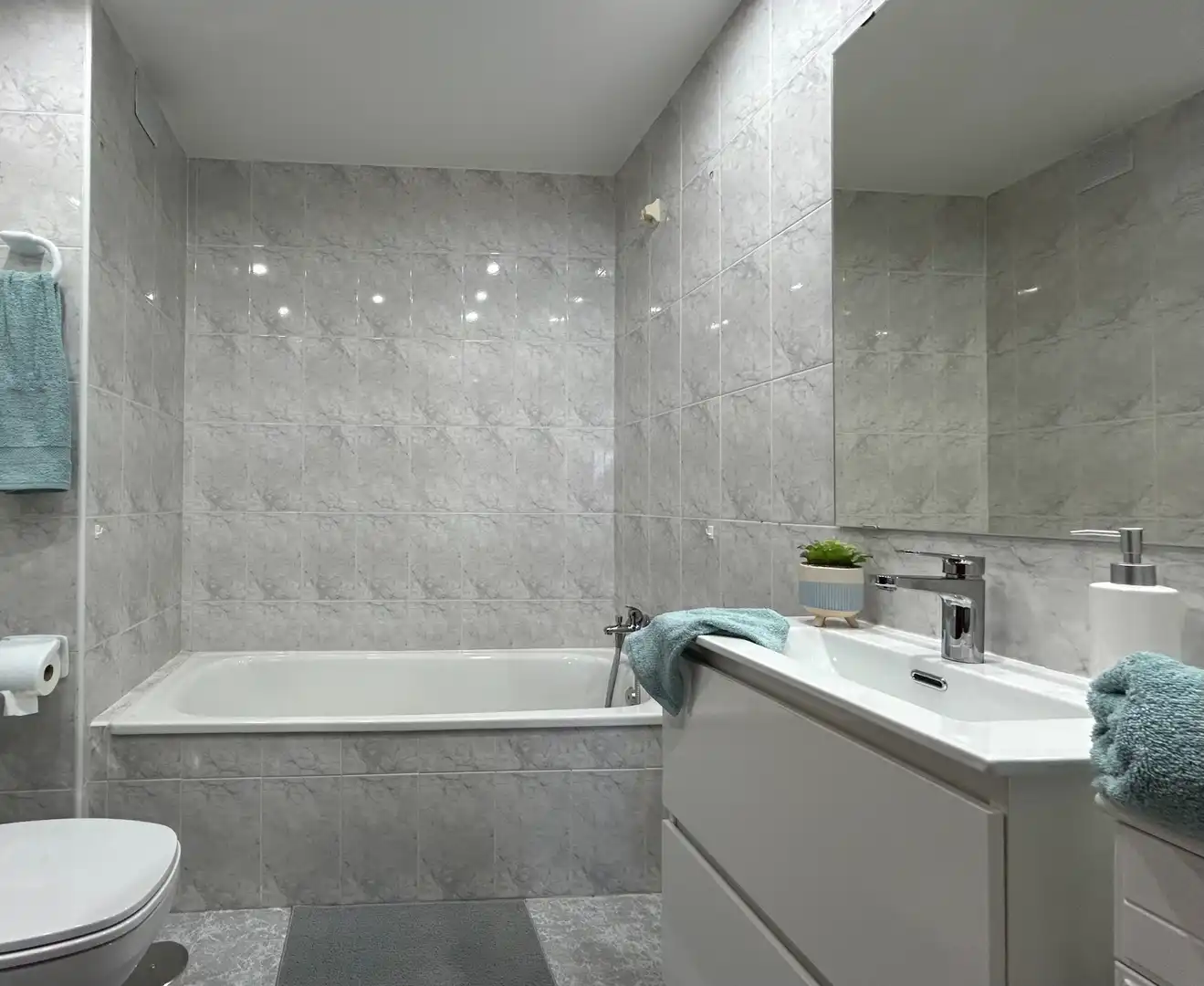 Bathroom of Flat for rent in Almuñécar  with Terrace, Furnished and Washing machine