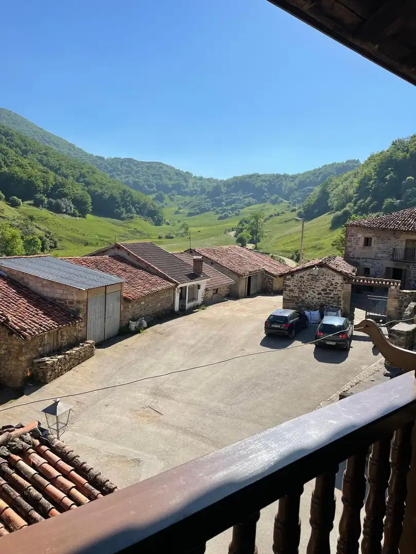 Vista exterior de Casa o xalet en venda en Polaciones amb Jardí privat, Traster i Balcó