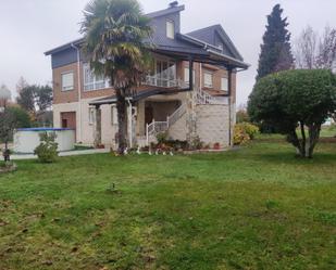 Vista exterior de Casa o xalet en venda en Cubillos del Sil amb Terrassa i Piscina