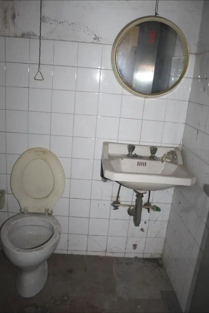 Badezimmer von Fabrikhallen zum Verkauf in Irun 