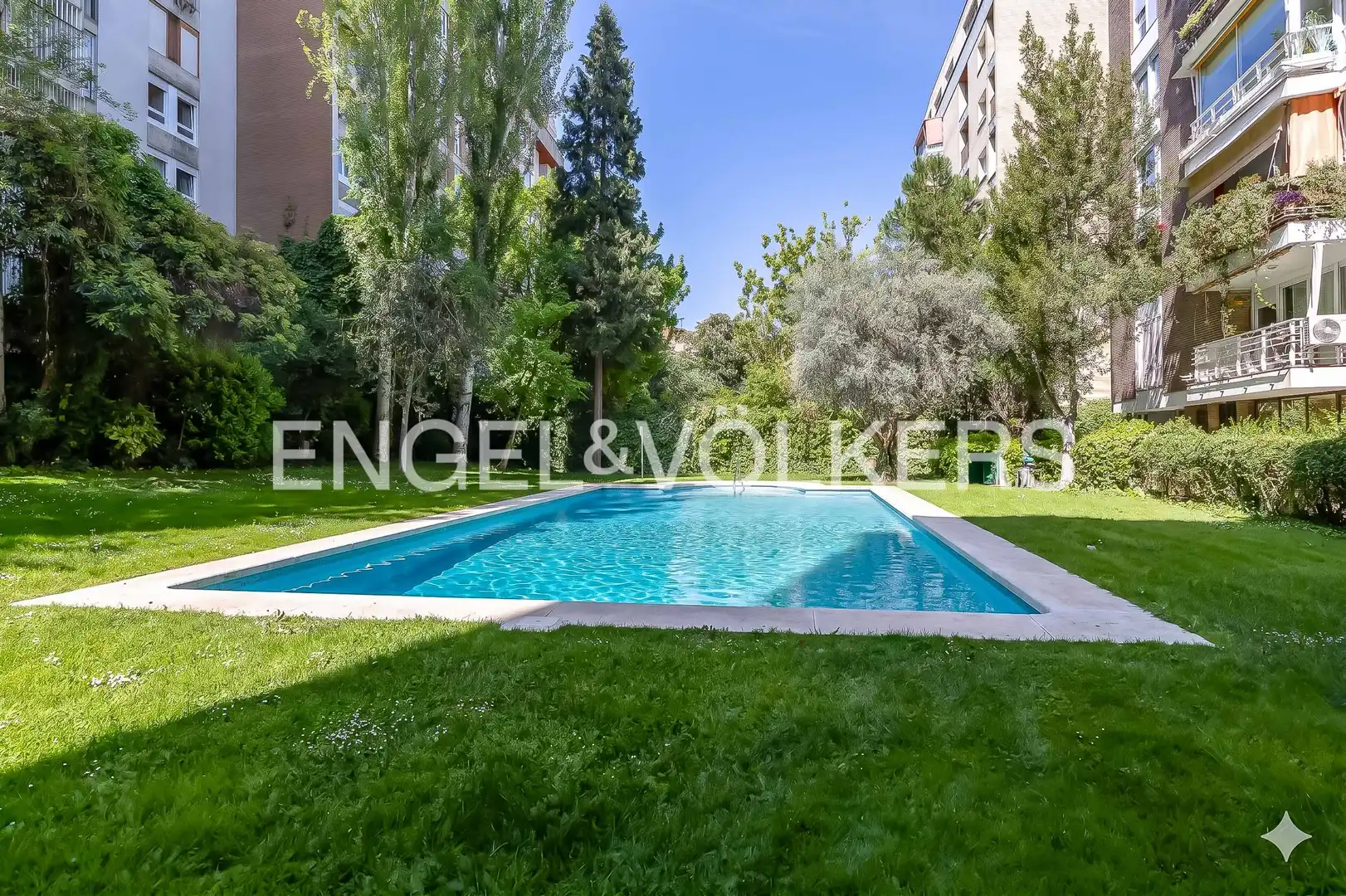 Piscina de Piso en venta en  Madrid Capital con Aire acondicionado, Calefacción y Jardín privado