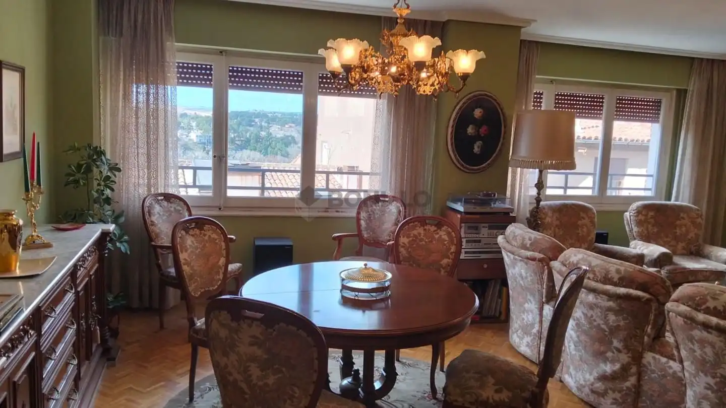 Comedor de Piso en venta en Teruel con Calefacción, Parquet y Amueblado