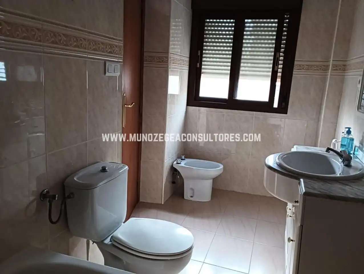 Badezimmer von Wohnung zum Verkauf in Lucena mit Klimaanlage, Terrasse und Abstellraum