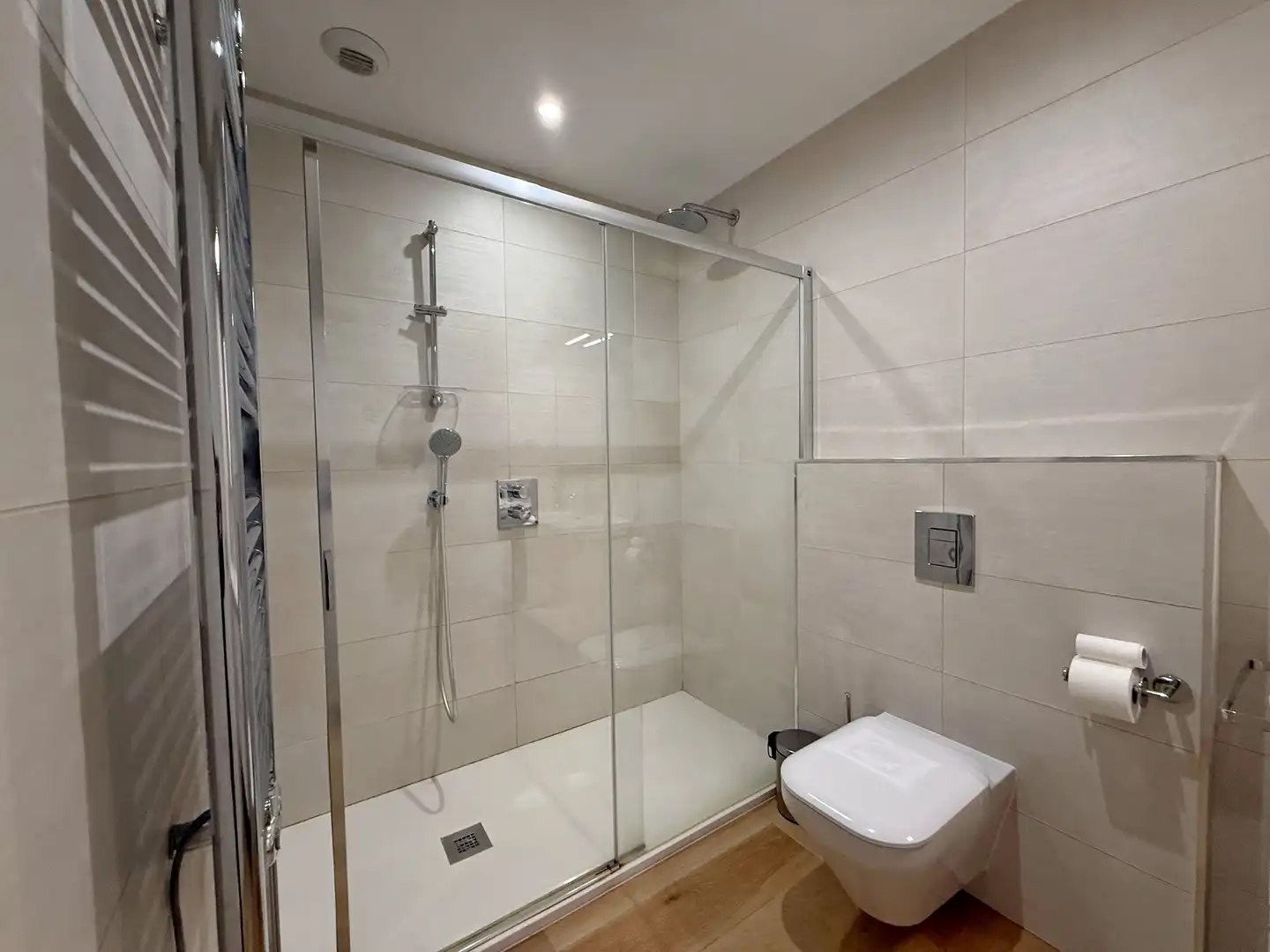 Baño de Piso de alquiler en A Coruña Capital  con Calefacción y Trastero