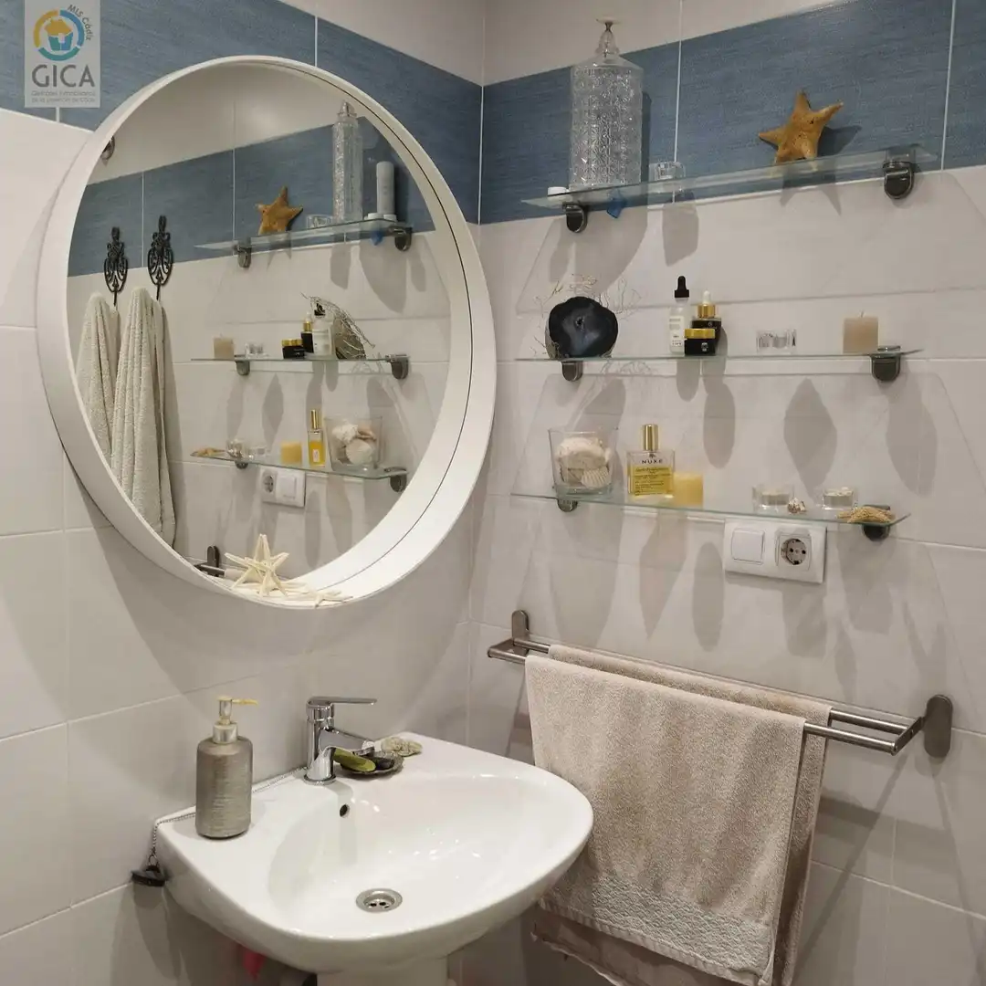 Bathroom of Flat for sale in Algeciras  with Storage room