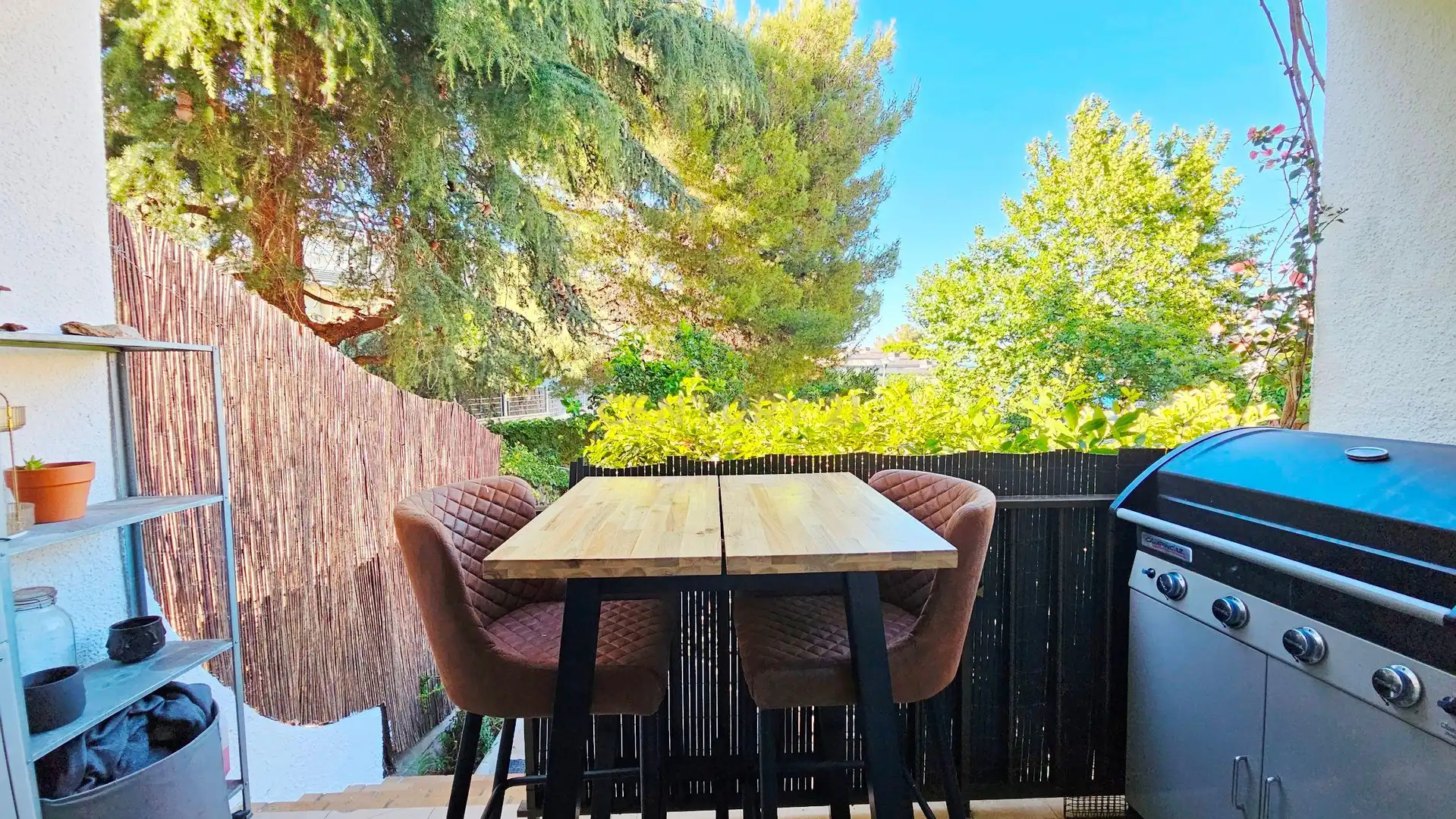 Terrasse von Einfamilien-Reihenhaus zum Verkauf in Llançà mit Privatgarten, Ofen und Waschmaschine