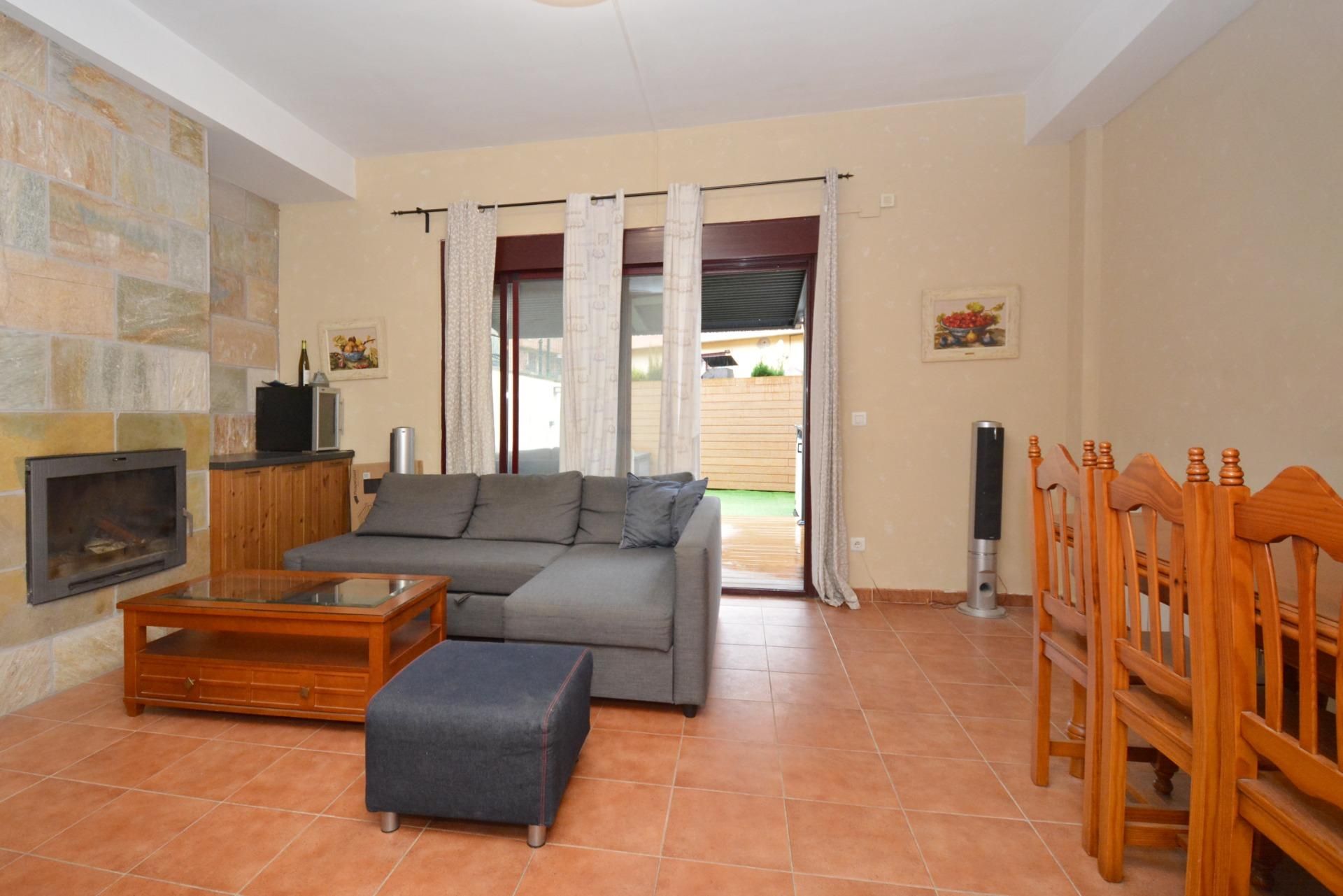 Sala de estar de Casa adosada en venta en La Puebla de Alfindén con Aire acondicionado, Calefacción y Jardín privado