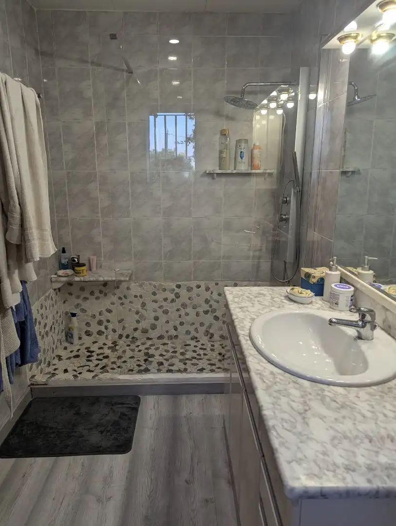 Bany de Casa o xalet en venda en La Roca del Vallès amb Aire condicionat, Calefacció i Jardí privat