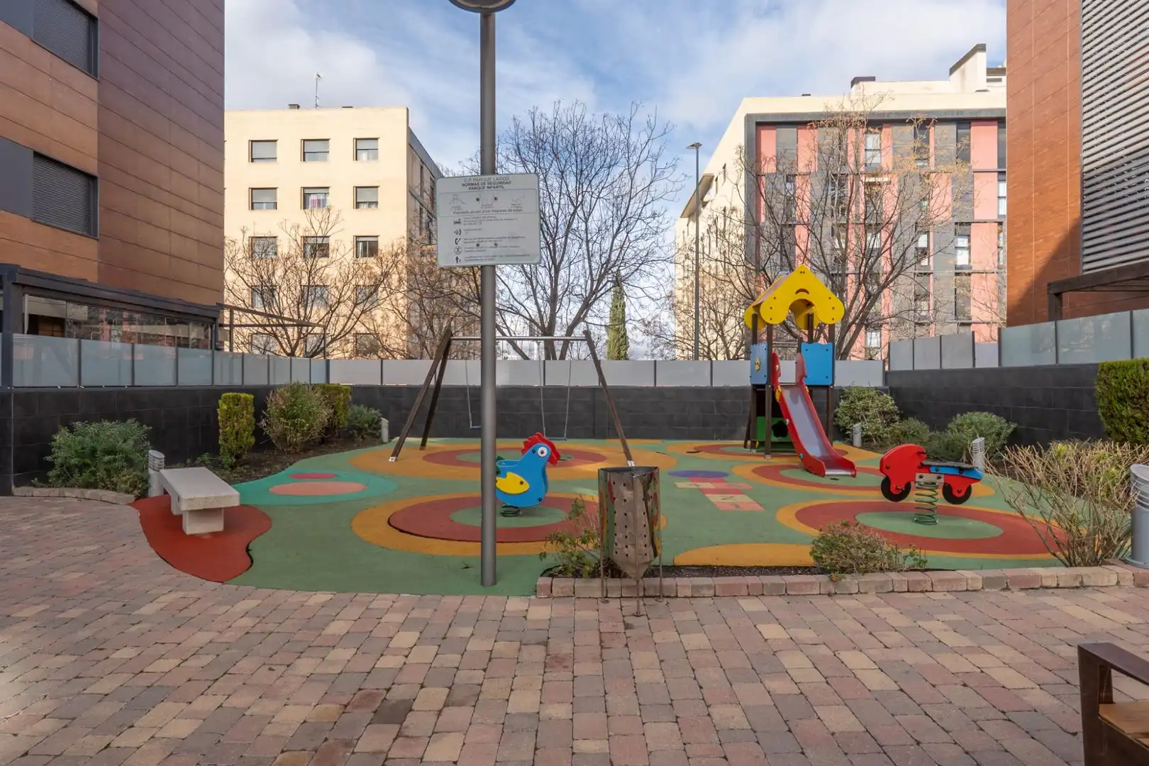 Außenansicht von Wohnung zum Verkauf in Granada mit Heizung, Privatgarten und Balkon