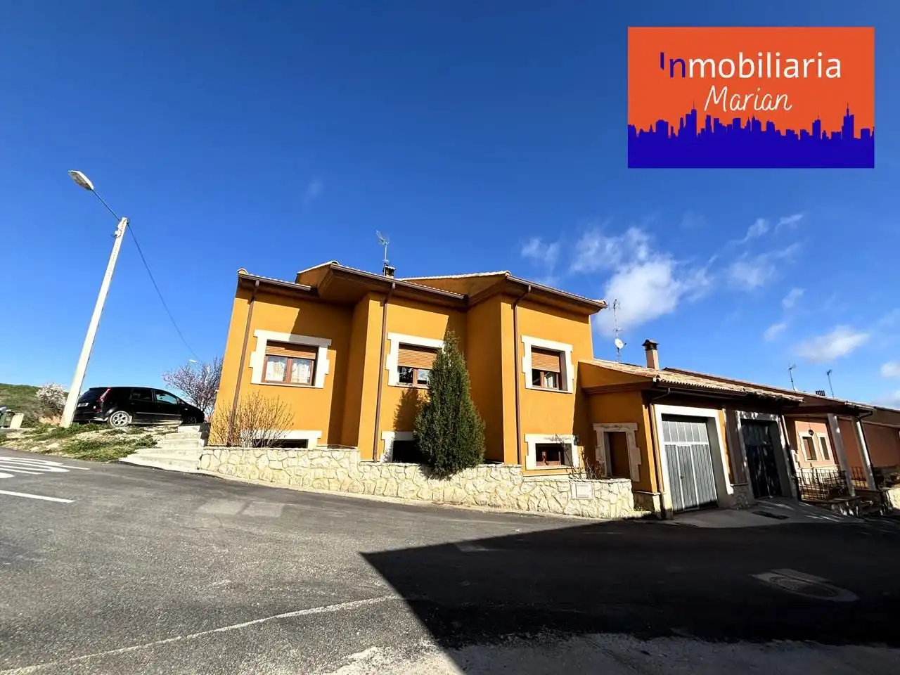 Vista exterior de Casa o xalet en venda en Fuentelcésped amb Calefacció, Jardí privat i Terrassa