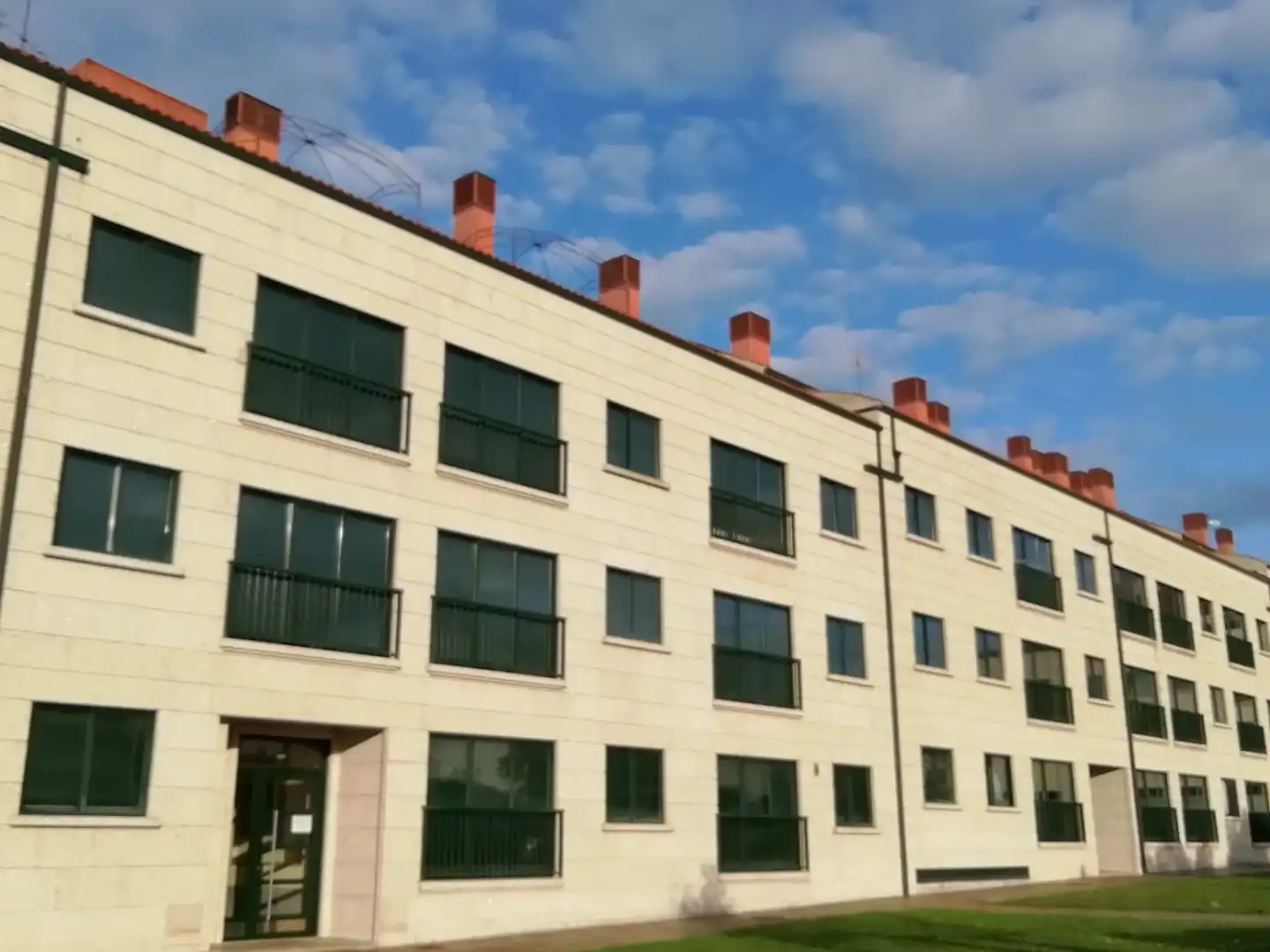Vista exterior de Apartament de lloguer en A Illa de Arousa  amb Calefacció, Jardí privat i Parquet