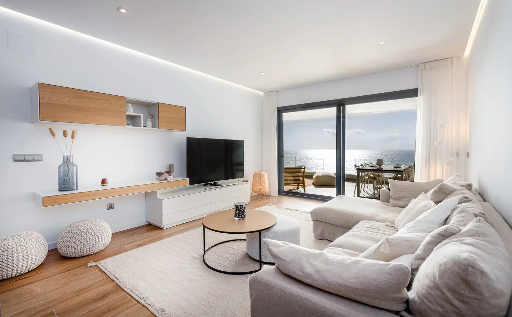 Wohnzimmer von Wohnungen zum Verkauf in La Alcaidesa mit Klimaanlage, Terrasse und Abstellraum