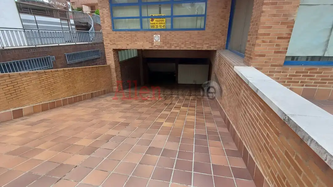 Aparcament de Pis en venda en Oviedo  amb Calefacció, Terrassa i Traster