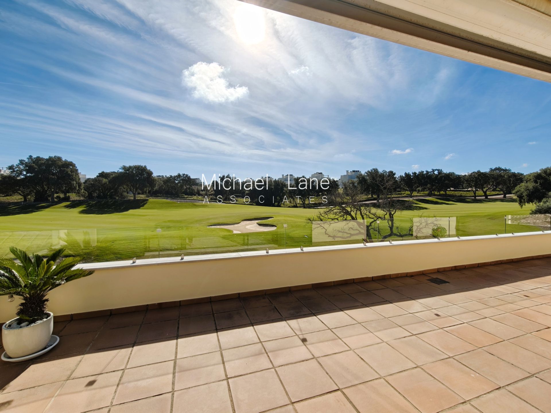 Vista exterior de Àtic en venda en Sotogrande amb Aire condicionat, Terrassa i Traster