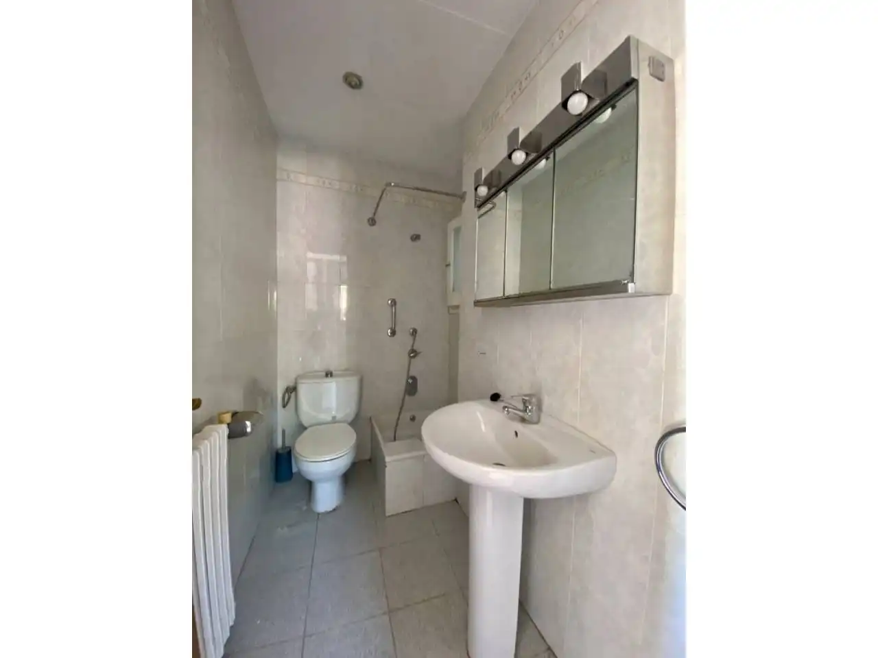 Bany de Casa o xalet en venda en Sant Joan Les Fonts amb Calefacció i Jardí privat
