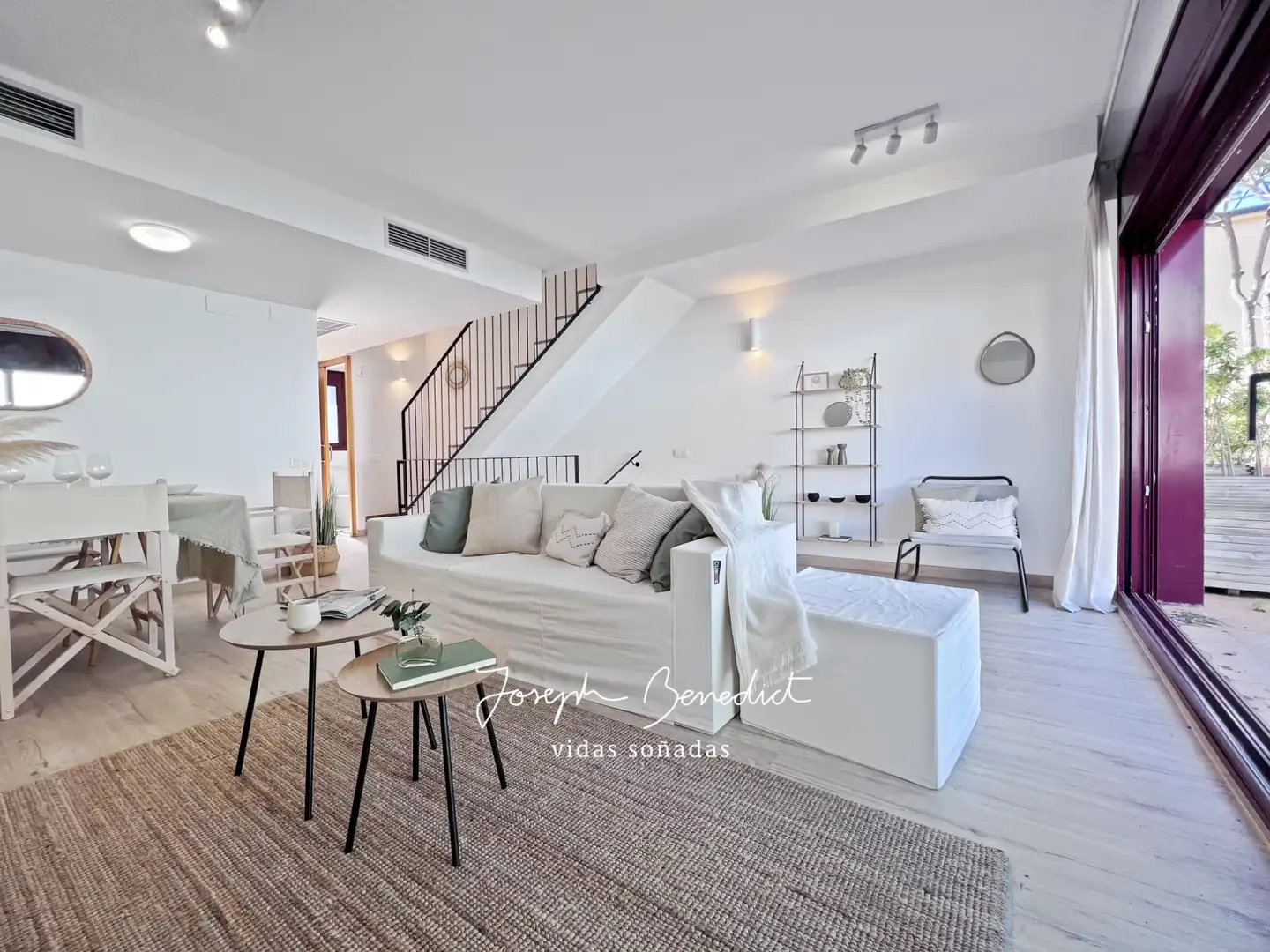 Sala d'estar de Casa adosada en venda en Castelldefels amb Aire condicionat, Calefacció i Jardí privat
