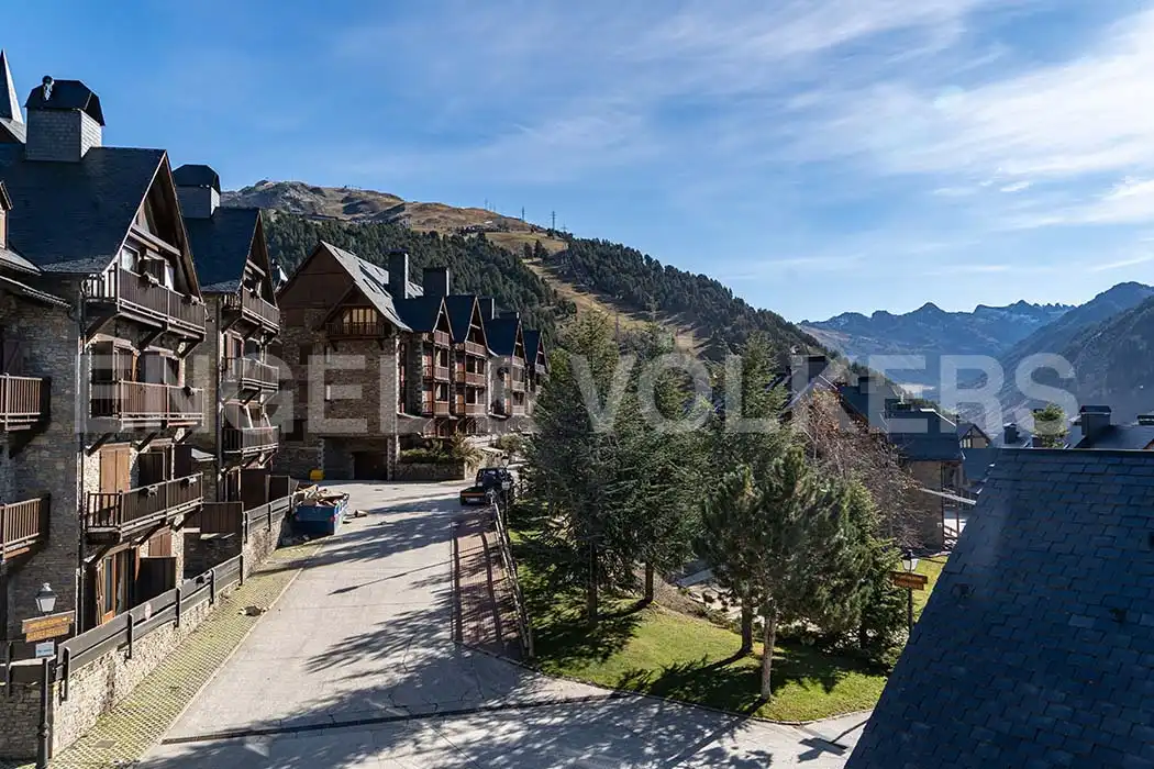 Vista exterior de Casa adosada en venda en Naut Aran amb Calefacció, Moblat i Forn
