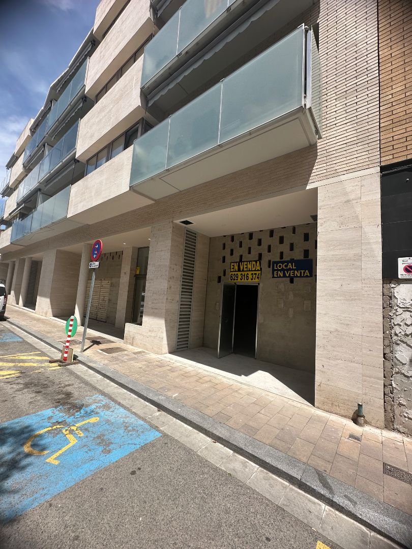 Vista exterior de Local en venda en Igualada