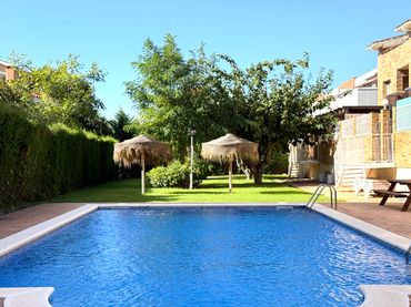 Doppelhaushälfte mit Pool zum Verkauf in Carrer d'Escornalbou