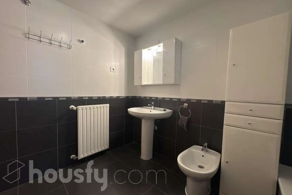 Baño de Piso de alquiler en Valdemoro con Parquet y Amueblado