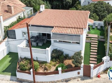 Detached house with pool for sale in Carrer Còrdova