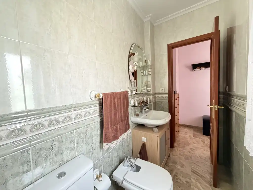 Bany de Casa o xalet en venda en Córdoba amb Terrassa i Balcó