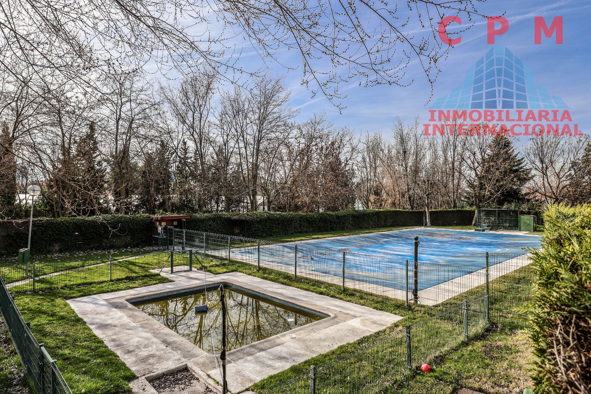 Schwimmbecken von Dachboden zur Miete in La Moraleja mit Klimaanlage, Heizung und Parkett