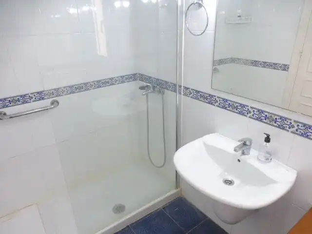 Baño de Apartamento en venta en Roquetas de Mar con Aire acondicionado y Piscina comunitaria