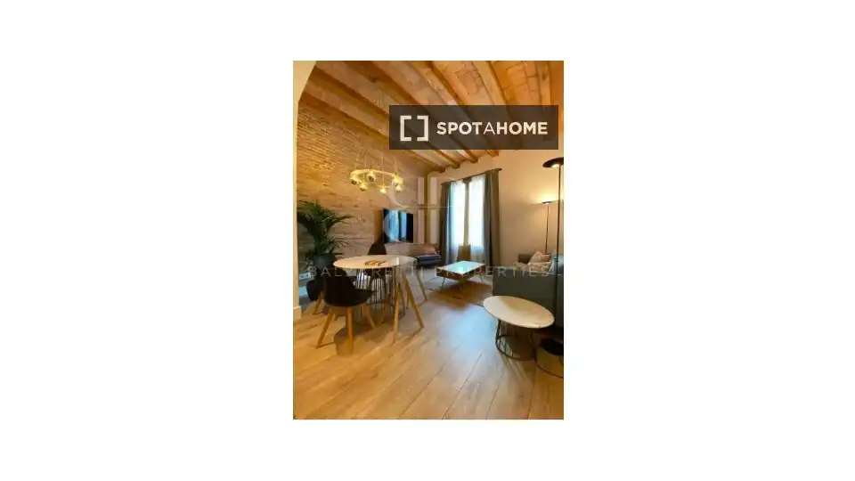 Flat with terrace to rent in Eixample