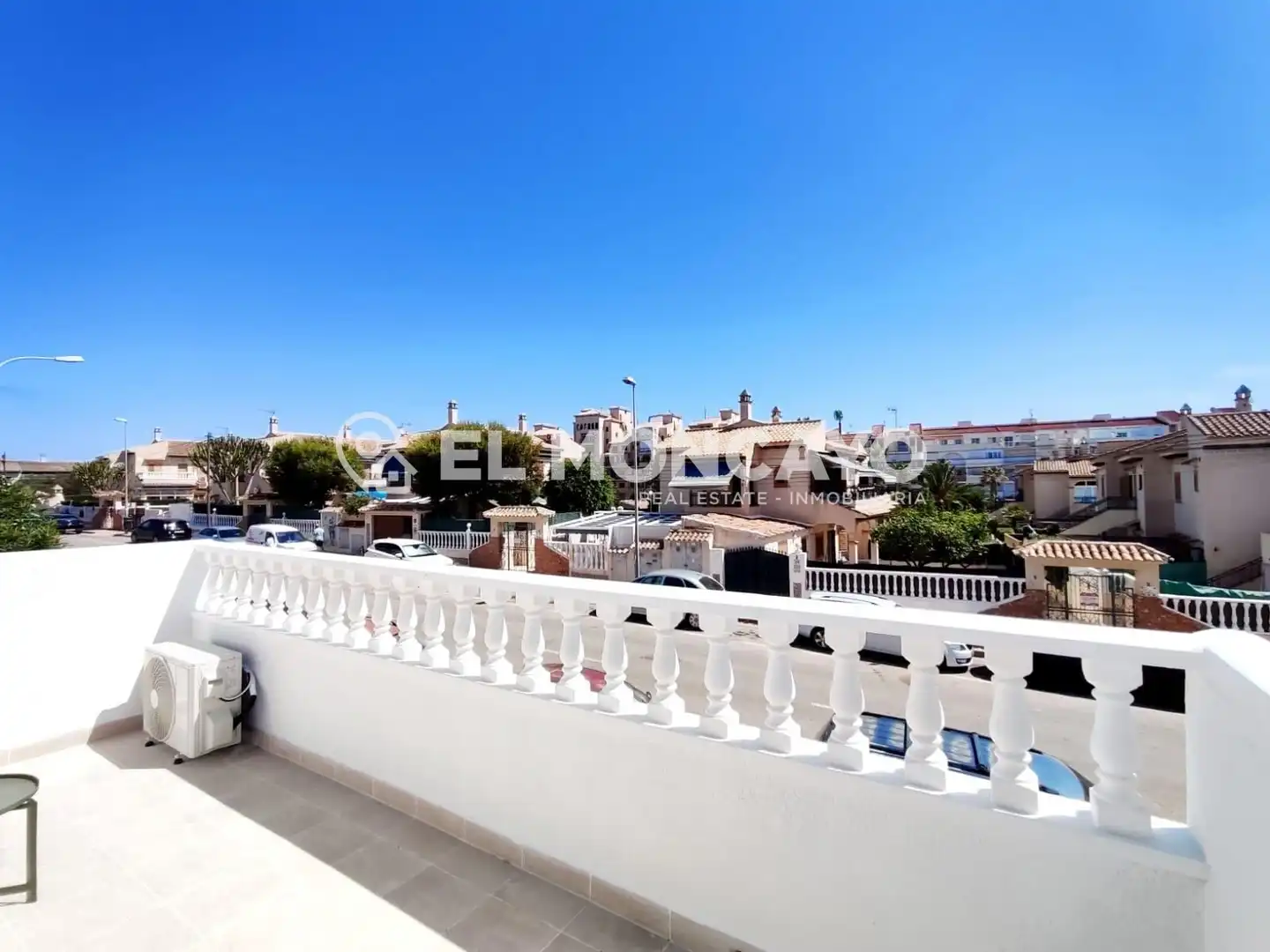 Vista exterior de Casa adosada en venda en Torrevieja amb Aire condicionat, Calefacció i Terrassa