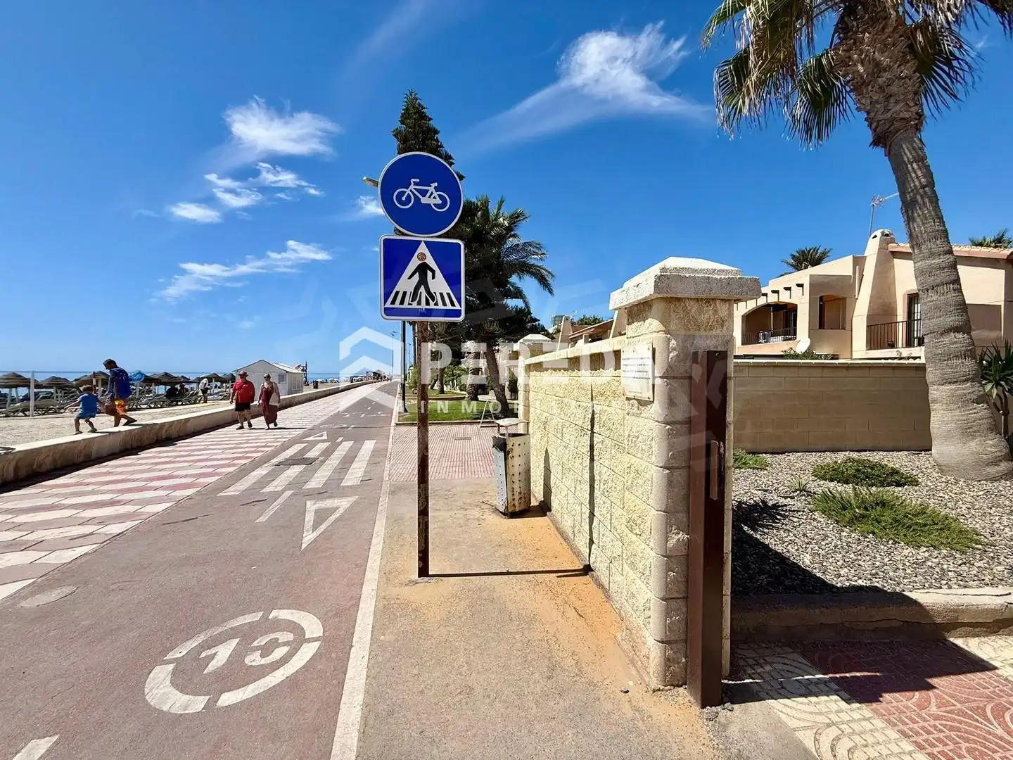Vista exterior de Estudi en venda en Roquetas de Mar amb Jardí privat i Piscina comunitària