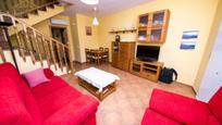 Sala d'estar de Casa adosada en venda en Las Ventas de Retamosa amb Aire condicionat, Terrassa i Piscina