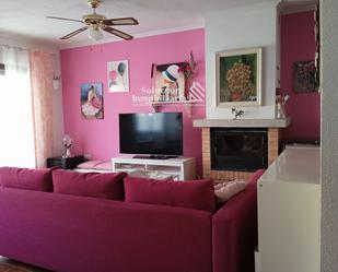 Sala d'estar de Casa adosada en venda en Galindo y Perahuy amb Terrassa i Piscina