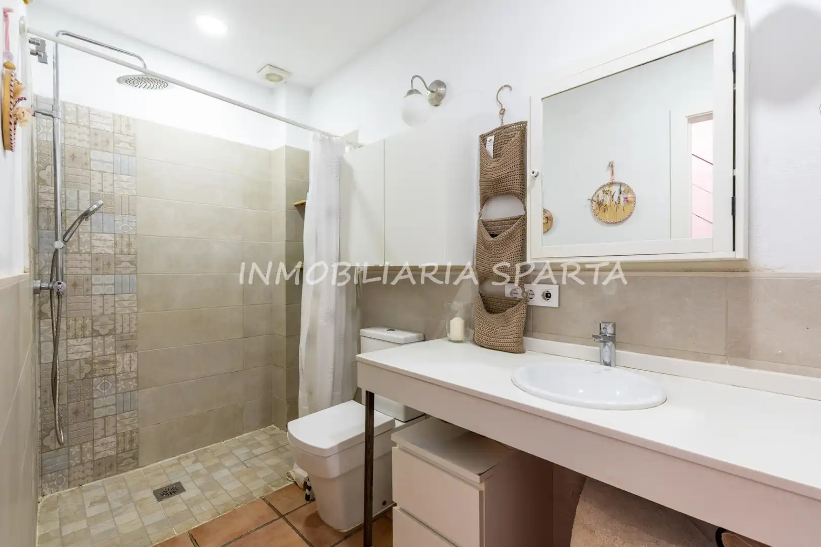Casa adosada en venta en Gelves con Terraza, Horno y Lavadora