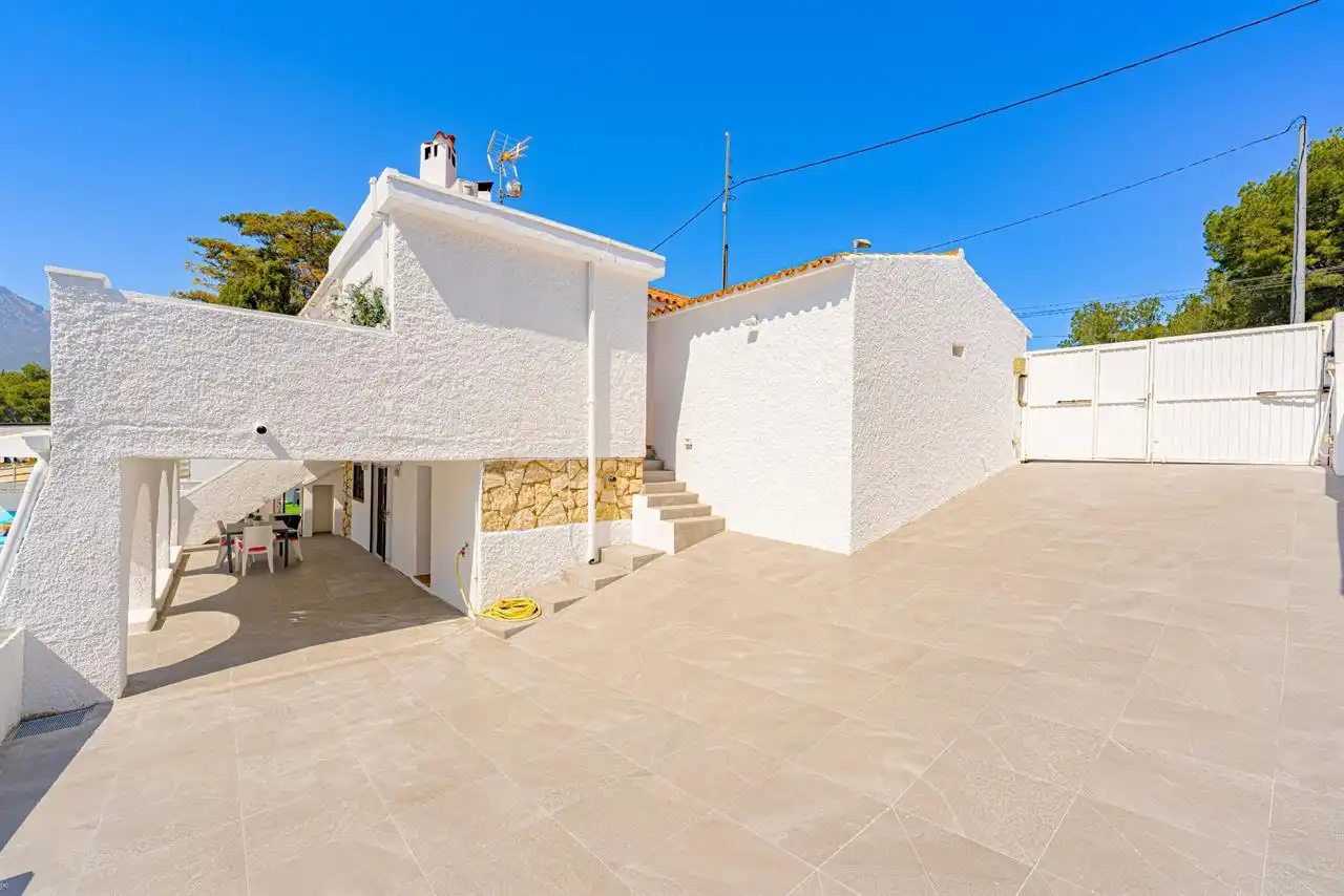 Vista exterior de Casa o chalet en venta en La Nucia con Aire acondicionado, Jardín privado y Piscina