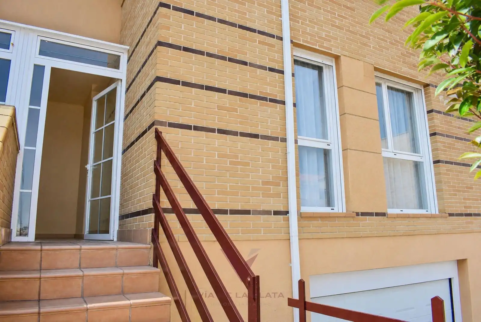 Vista exterior de Casa adosada en venta en Monterrubio de Armuña con Calefacción, Jardín privado y Parquet