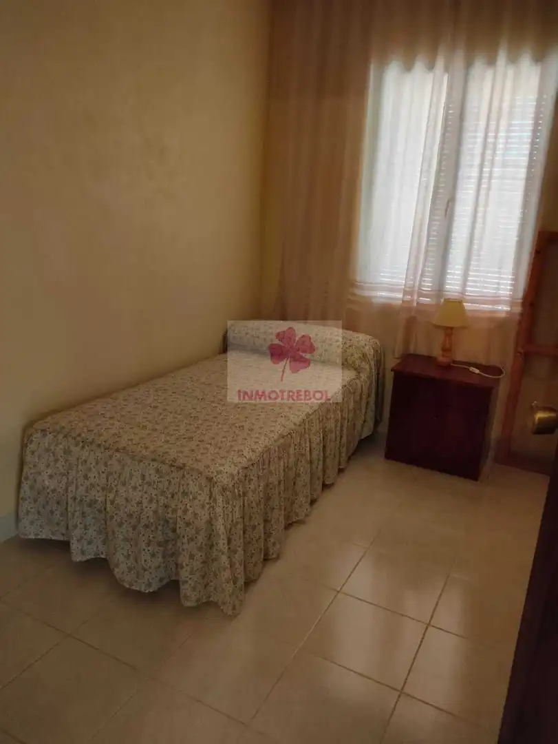 Dormitori de Casa o xalet en venda en Alanís amb Jardí privat, Terrassa i Traster