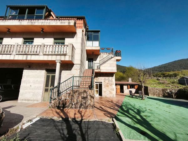 Vista exterior de Casa o xalet en venda en Mos amb Calefacció, Jardí privat i Parquet