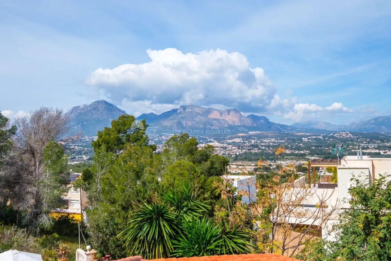 Vista exterior de Casa o xalet en venda en L'Alfàs del Pi amb Terrassa, Traster i Piscina