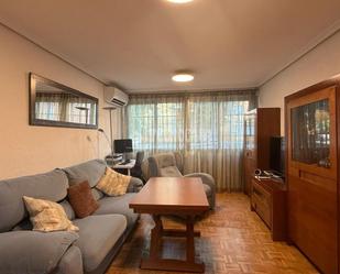 Sala d'estar de Pis en venda en  Madrid Capital