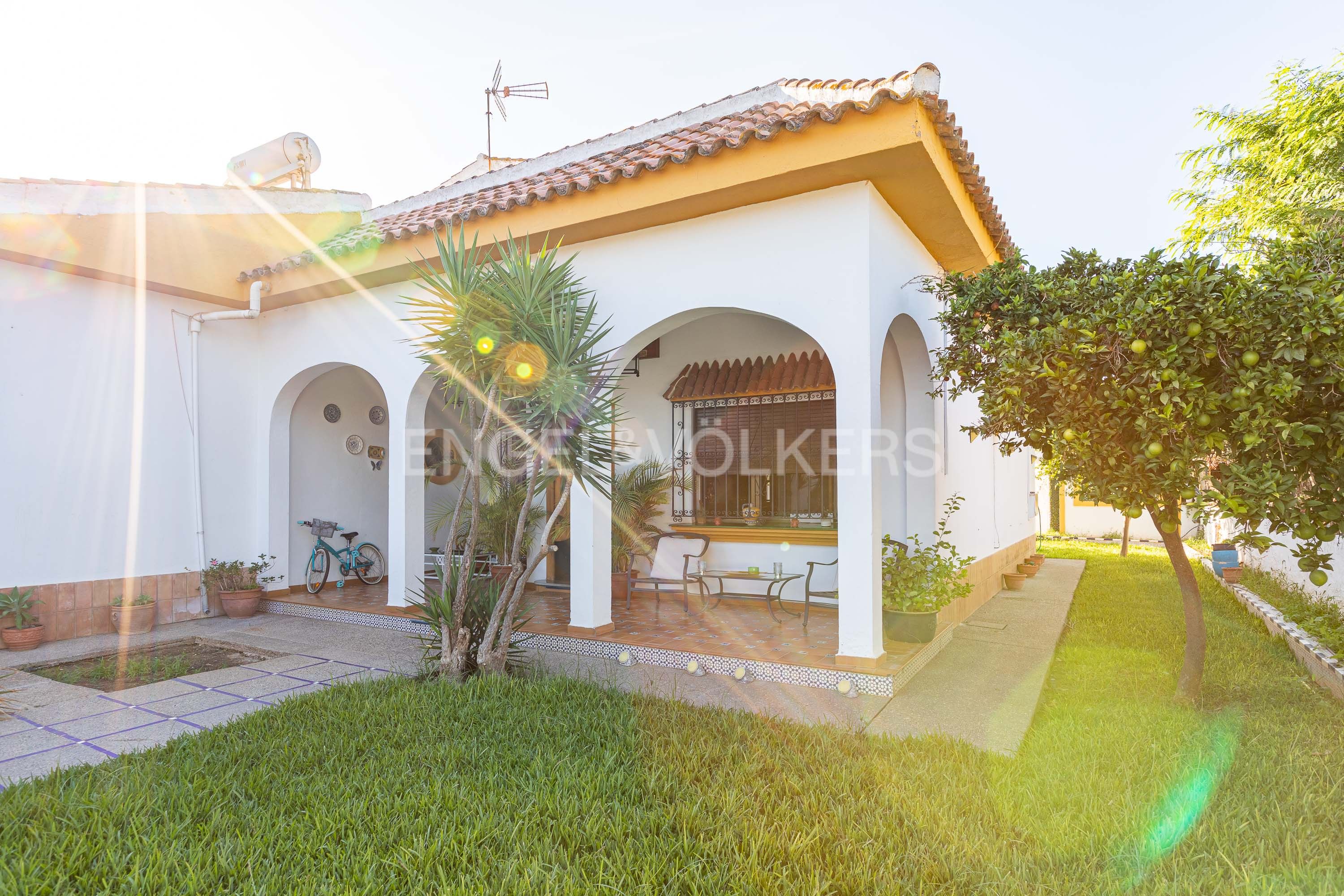 Vista exterior de Casa o xalet en venda en Palomares del Río amb Aire condicionat, Calefacció i Jardí privat