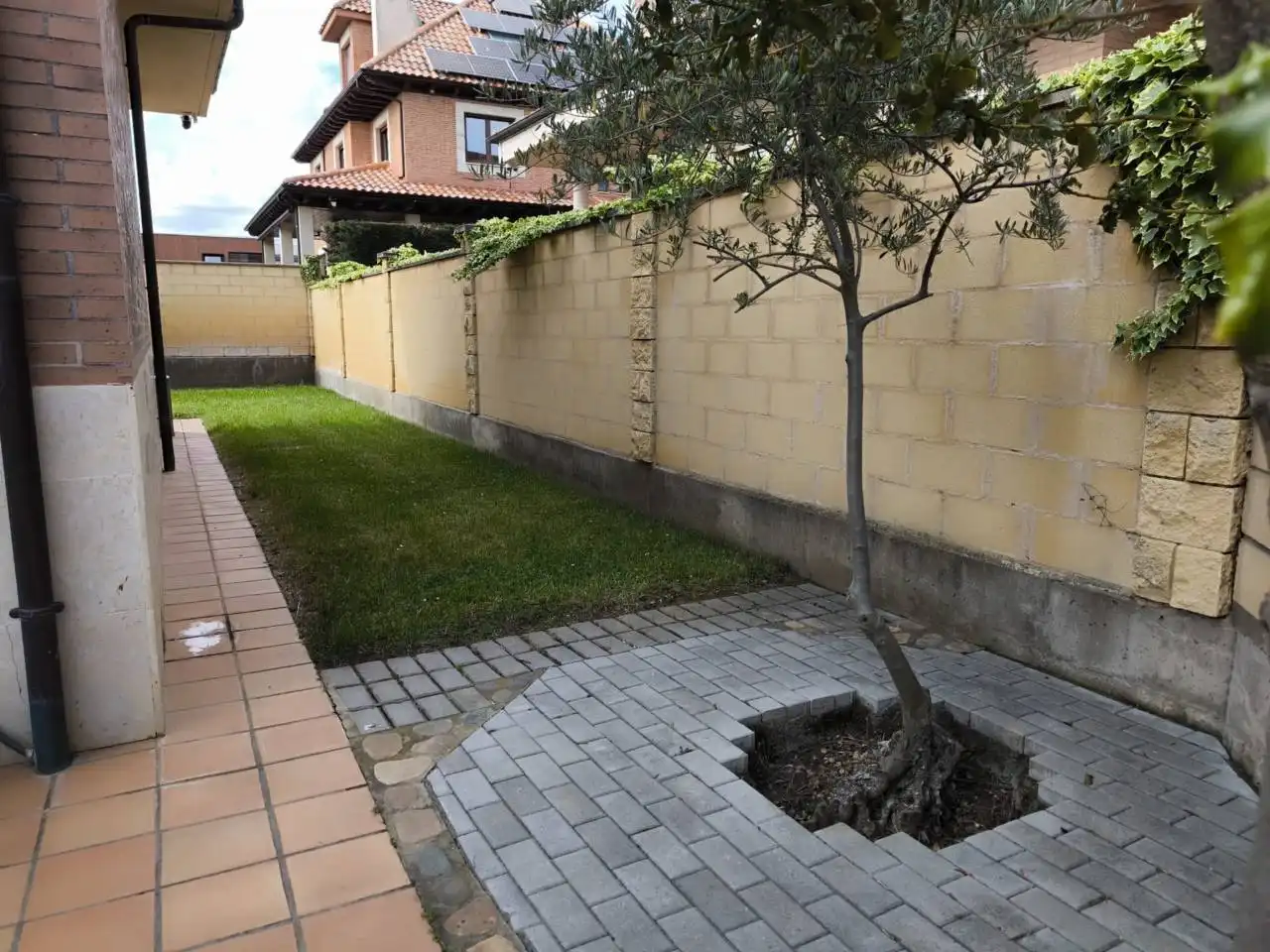 Jardí de Casa o xalet en venda en León Capital  amb Calefacció, Parquet i Terrassa