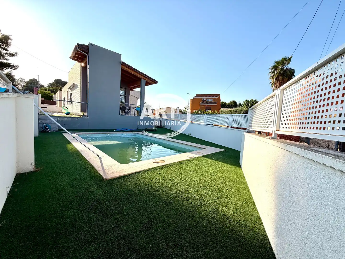 Piscina de Casa o xalet en venda en La Pobla de Vallbona amb Aire condicionat, Calefacció i Jardí privat