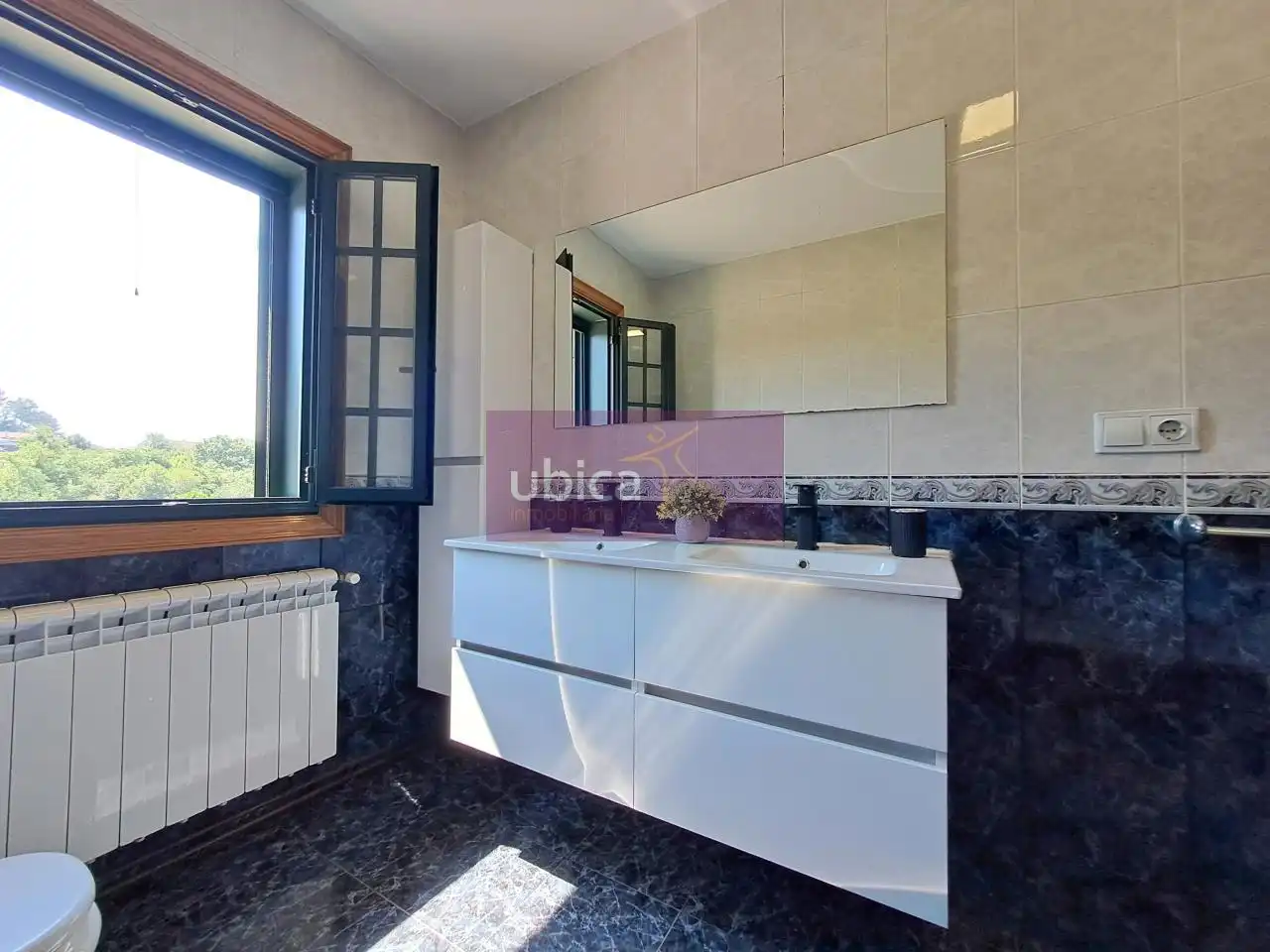 Badezimmer von Haus oder Chalet zum Verkauf in Tui mit Heizung, Privatgarten und Terrasse