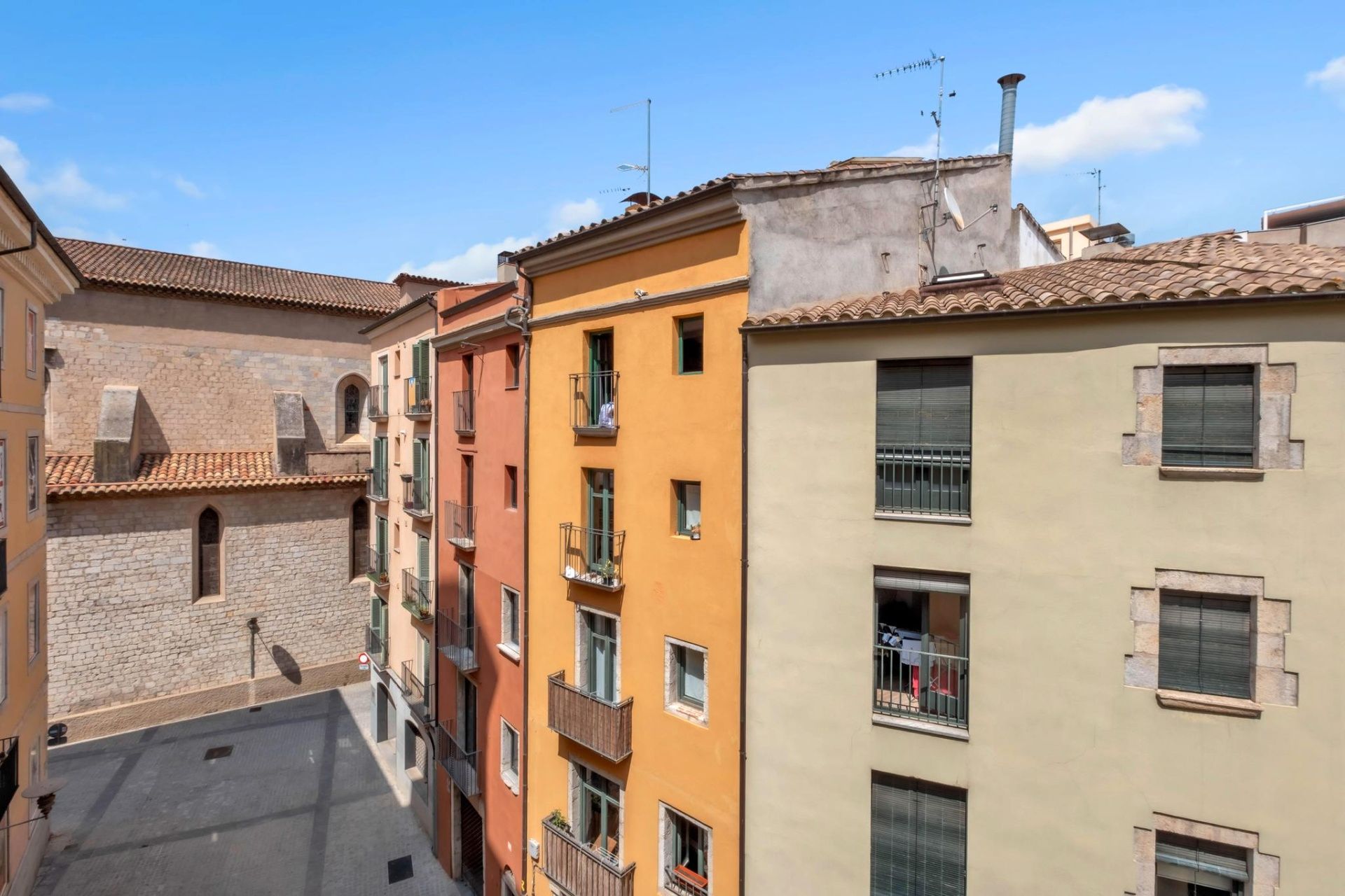 Exterior view of Flat for sale in Girona Capital  with Air Conditioner